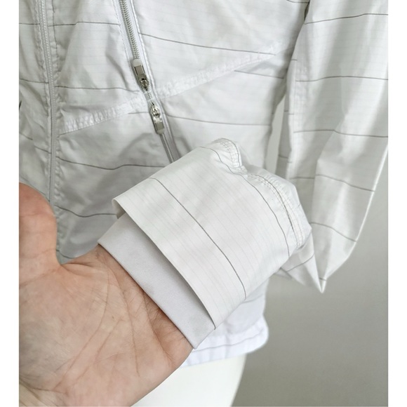 EUC Athleta White Gray Striped Windbreaker Hooded Jacket Size XSmall Thumbholes - Picture 7 of 15